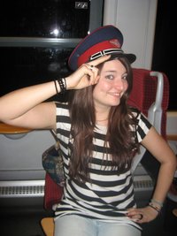 Jasmin fährt Zug in Rumänien.