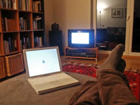 Gem&uuml;tlich vor Fernseher und Laptop sitzen - die Zeiten sind vorbei. Foto: pixelio.de/magicpen