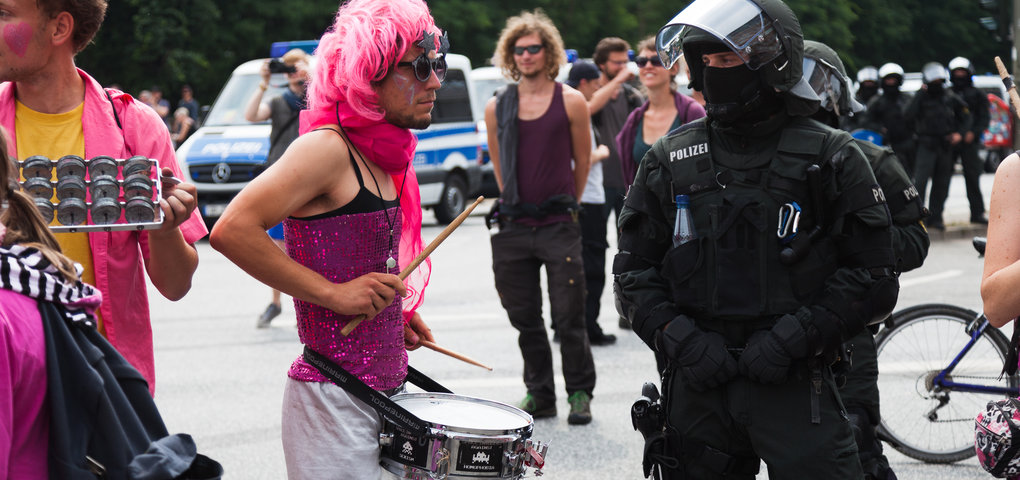 G20 Protest, kreativ, Demonstrant und Polizist