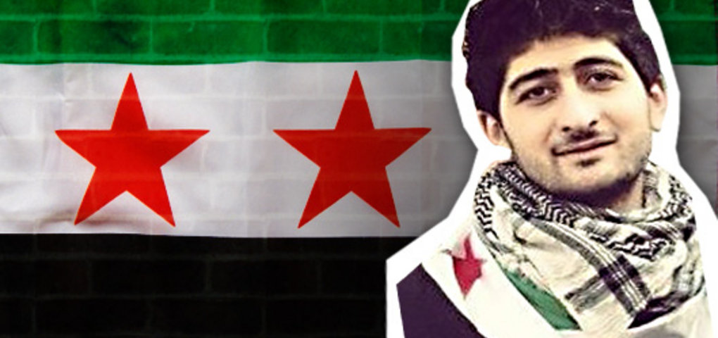 Porträt Khadil vor dem Hintergrund der syrischen Flagge.